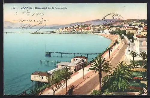 AK Cannes, Boulevard de la Croisette avec vue sur la mer et la promenade bordée de palmiers