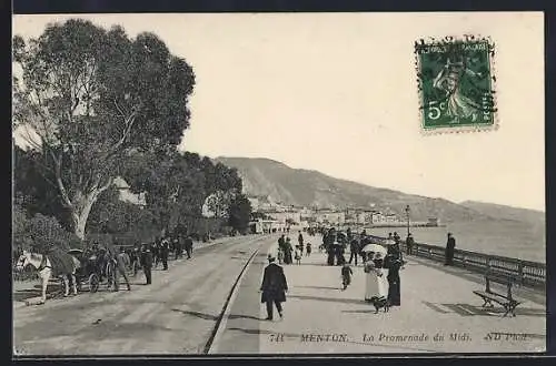 AK Menton, La Promenade du Midi avec des promeneurs et vue sur la mer