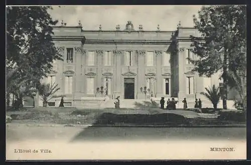 AK Menton, L`Hôtel de Ville avec des visiteurs devant le bâtiment
