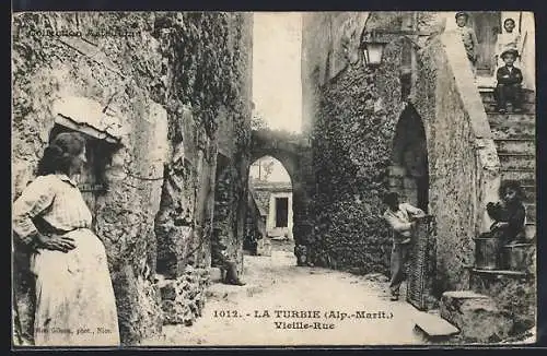 AK La Turbie, Vieille-Rue animée avec habitants locaux