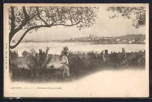 AK Antibes, Prise de la Route de Nice avec vue sur la ville et la mer
