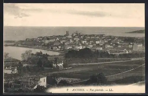AK Antibes, Vue générale de la ville et de la côte