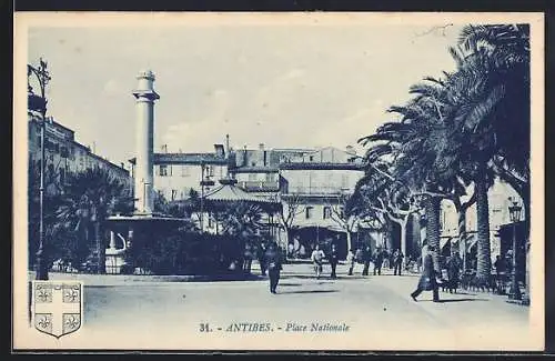 AK Antibes, Place Nationale avec colonne et palmiers