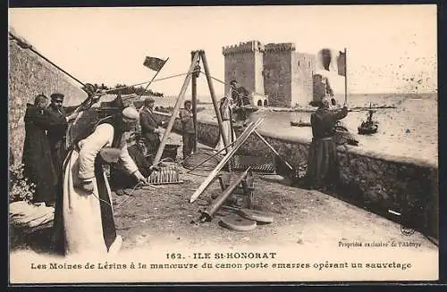 AK Île Saint-Honorat, Les moines de Lérins à la manoeuvre du canon pour un sauvetage