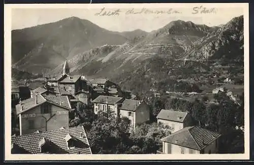 AK Saint-Martin-Vésubie, Un coin pittoresque avec vue sur les montagnes et la route de Venauson