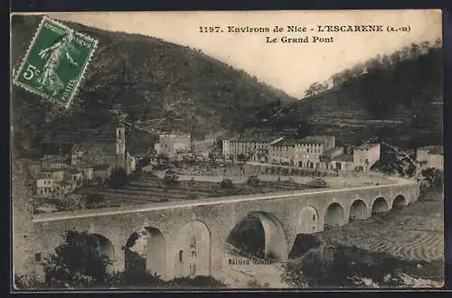 AK L`Escarène, Le Grand Pont et vue du village en arrière-plan