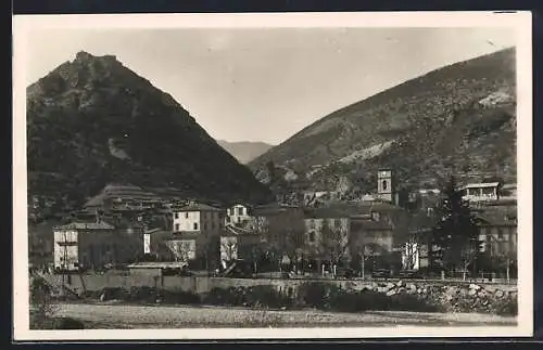 AK Puget-Théniers, Vue générale avec montagnes en arrière-plan
