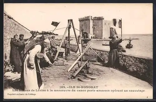 AK Saint-Honorat, Moines de Lérins manoeuvrant le canon pour un sauvetage