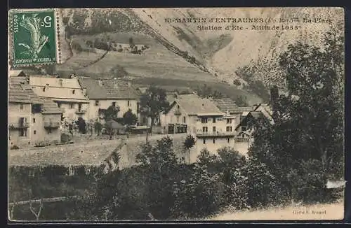 AK Saint-Martin-d`Entraunes, La Place et Vue sur les Montagnes Environnantes
