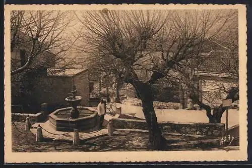 AK Cabris, Place Chauve avec fontaine et arbres en hiver