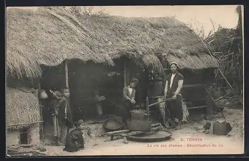 AK Tonkin, La vie aux champs, Décortication du riz