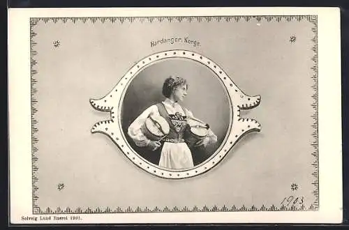 AK Hardanger, Norwegerin in Tracht mit Holzeimern