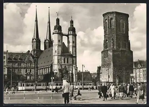 AK Halle /Saale, Strassenpartie mit Strassenbahn und Passanten