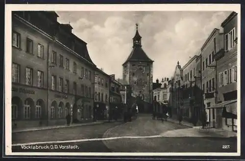 AK Vöcklabruck, Vorstadt mit Einkehr Gasthof, Lichtspiele und Tor
