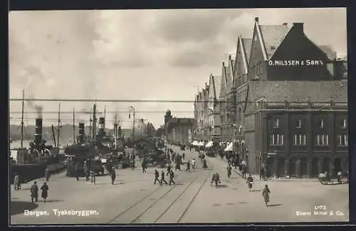 AK Bergen, Tyskebryggen, Dampfer am Ufer angelegt, Geschäfte, Lagerhaus O. Nilssen & Son