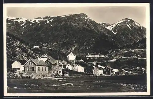 AK Hellesylt, Ortsansicht mit Bergpanorama