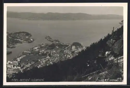 AK Bergen, Flöibanen, die Standseilbahn am Flöyen mit Blick auf die Stadt hinunter