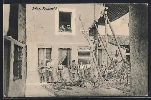 AK Deutsche Besetzung, Soldaten vor einem beschädigten und abgestützten Haus in Frankreich