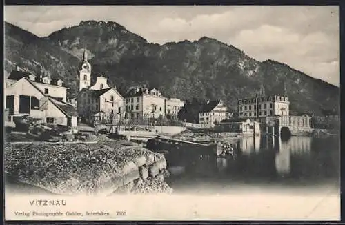 AK Vitznau, Ortsansicht mit Kirche, See und Gebirge