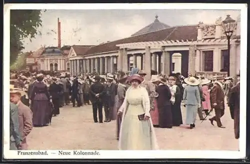 AK Franzensbad, neue Kolonnade mit eleganten Kurgästen
