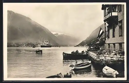 AK Odda, Hotel am Wasser mit Booten, Dampfschiff