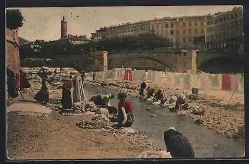 AK Nice, Waschfrauen am Fluss bei einer Brücke