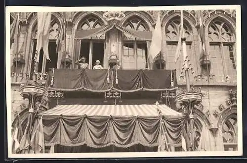 AK Mons, Duc et Duchesse de Brabant, 8 juillet 1928, Les princes acclames au balcon de l`Hotel de ville, von Belgien