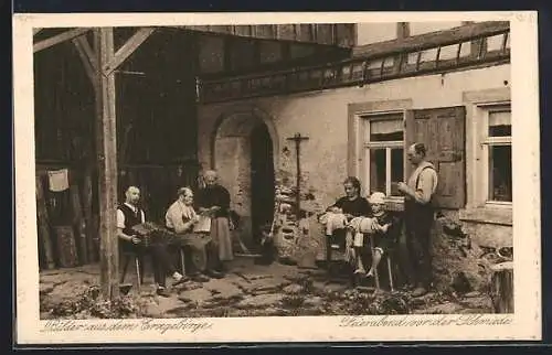 AK Familie aus dem Erzgebirge beim Feierabend vor der Schmiede