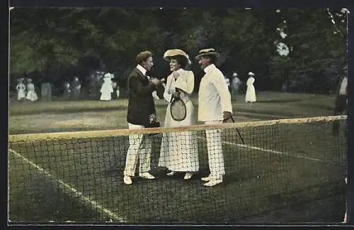 AK Frau mit zwei Herren auf dem Tennisplatz