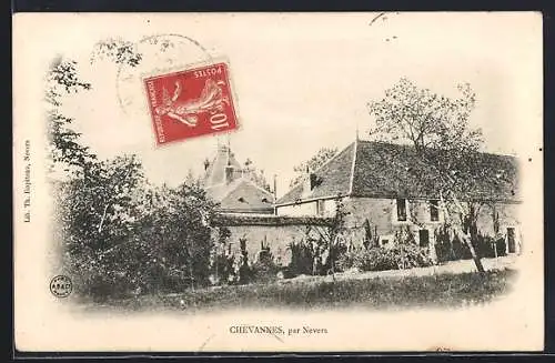 AK Chevannes, par Nevers, Vue de la maison traditionnelle entourée d`arbres