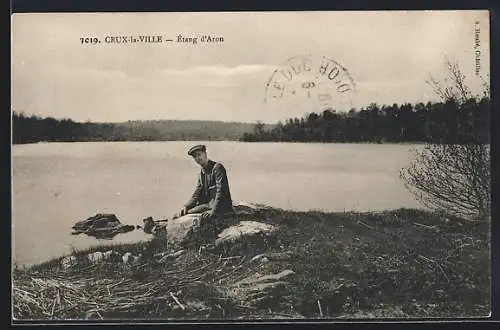 AK Crux-la-Ville, Étang d`Aron avec un homme assis près de l`eau