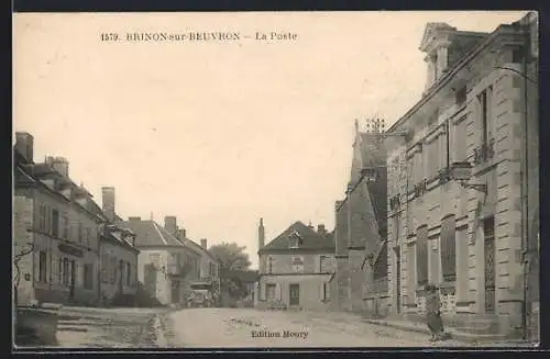AK Brinon-sur-Beuvron, La Poste et rue principale avec bâtiments historiques