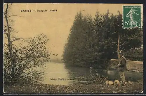 AK Brassy, Étang de Lavault avec un homme contemplant la rivière et les arbres environnants