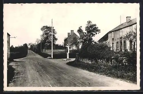 AK Biches, Vue de la Grand` Route vers Châtillon-Cercy avec maisons et arbres en bordure de route