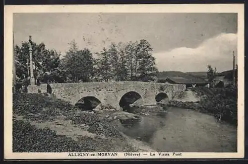 AK Alligny-en-Morvan, Le Vieux Pont sur la rivière et paysage environnant