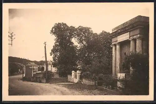 AK Alligny, Route de Saulieu à Moux. Le Monument aux Morts