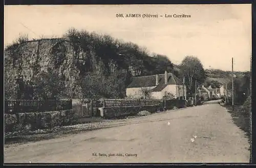 AK Armes, Les Carrières et route bordée de maisons