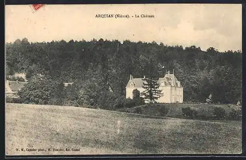 AK Arqiuan, Le Château et la forêt en arrière-plan