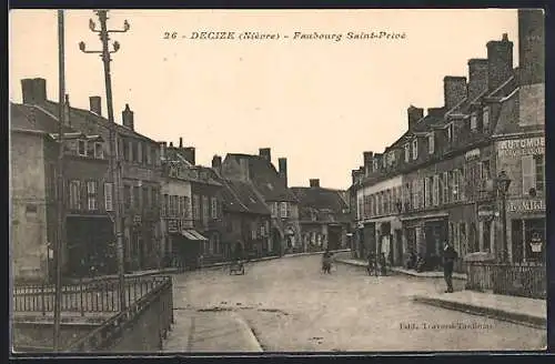 AK Decize, Faubourg Saint-Privec avec scène de rue animée et architecture traditionnelle
