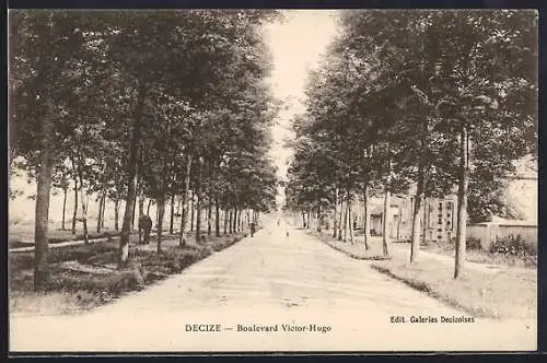 AK Decize, Boulevard Victor-Hugo avec allée d`arbres majestueux