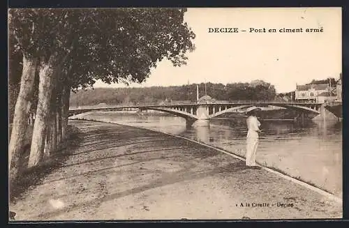 AK Decize, Pont en ciment armé et rive arborée