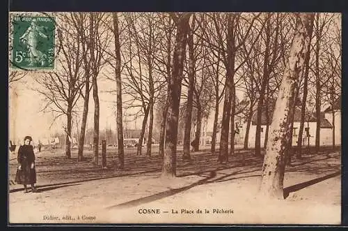 AK Cosne, La Place de la Pêcherie en hiver avec arbres dénudés et passante