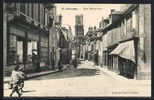 AK Clamecy, Rue Marie-Davy avec des passants et vue sur le clocher au fond