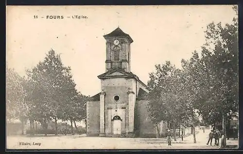 AK Fours, L`Église entourée d`arbres et de passants
