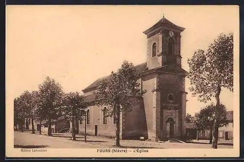 AK Fours, L`église et les arbres bordant la rue