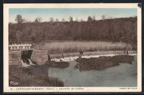 AK Châtillon-en-Bazois, Passerelle de Cauillon et paysage fluvial en arrière-plan
