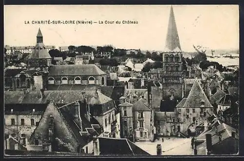 AK La Charité-sur-Loire, La Cour du Château