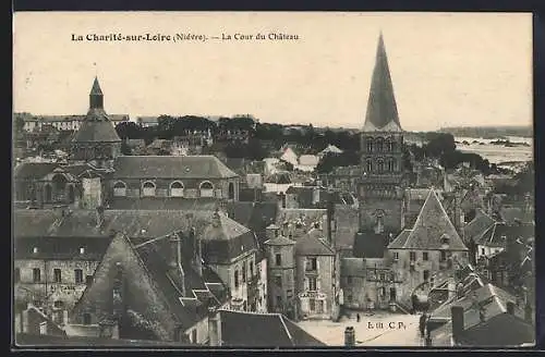 AK La Charité-sur-Loire, La Cour du Château
