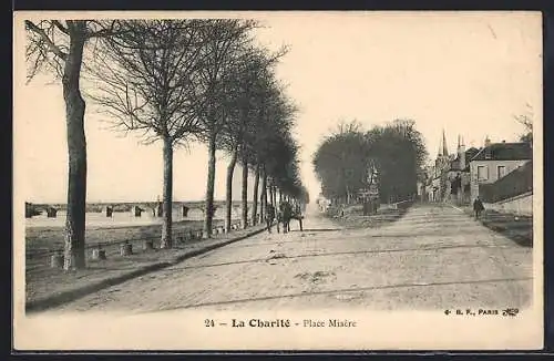 AK La Charité, Place Misère avec rangée d`arbres et vue sur le village