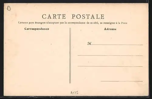 AK La Charité, Place Misère avec rangée d`arbres et vue sur le village